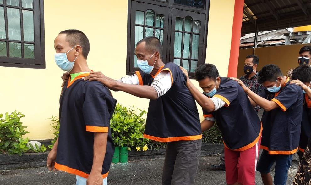 DIRILIS: Para pelaku pembobolan toko Megamart ketika digiring saat rilis di halaman Mapolres Kobar, beberapa waktu lalu. (POLRES KOBAR UNTUK KALTENG POS)