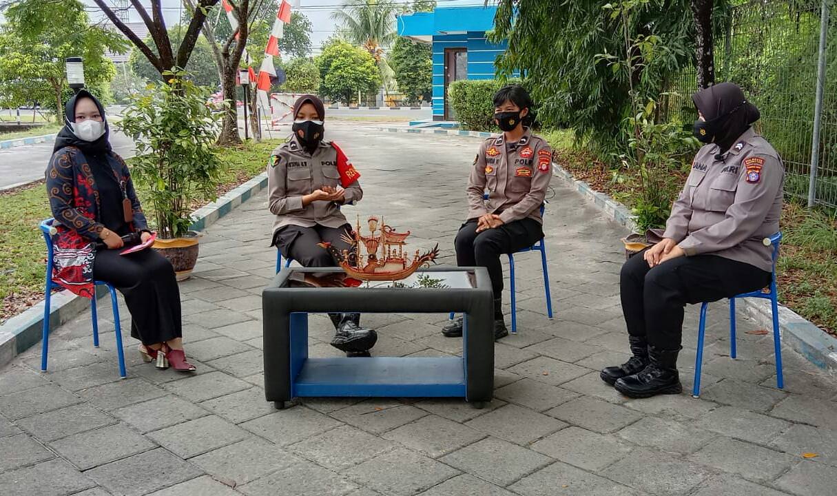 BERBAGI KISAH : Srikandi polisi Kalteng usai dialog interaktif bersama Kalteng TV dan KPFM di Gedung Biru Kalteng Pos, Jumat (20/8) pagi.