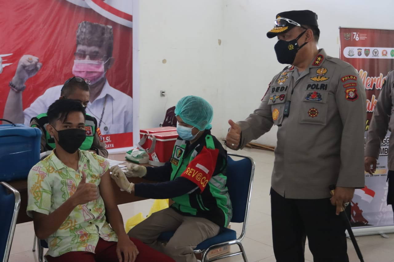 TINJAU: Kapolda Kalteng Irjen Pol Dr Dedi Prasetyo, M.Hum., M.Si., M.M meninjau langsung pelaksanaan vaksinasi massal di Aula Universitas Palangka Raya, Rabu pagi (4/8). (FOTO: HUMAS POLDA)