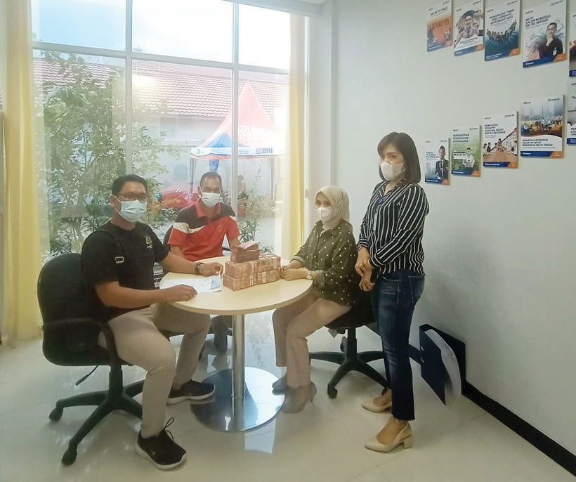 RAMPASAN NEGARA: Pegawai Kejaksaan Negeri Kapuas saat menyetorkan ke kas negara Pendapatan Negara Bukan Pajak (PNBP) dari Barang Rampasan Negara, Jumat (20/8). (KEJARI KAPUAS )