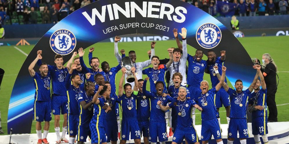 JUARA: Para pemain Chelsea melakukan selebrasi setelah berhasil menjuarai Piala Super Eropa 2021, usai mengalahkan Villarreal di Windsor Park, Belfast, Irlandia Utara, Kamis (12/8) dini hari WIB.