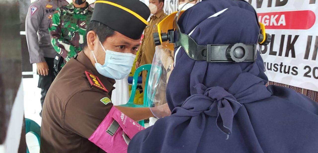 DIPERIKSA: Kajari Kobar Makrun ketika dilakukan pemeriksaan kesehatan beberapa waktu lalu. Kajari berkomitmen untuk memberantas tipikor.