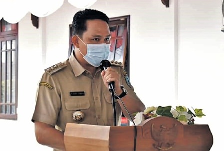 ARAHAN: Bupati Lamandau H Hendra Lesmana saat menghadiri kegiatan vaksinasi tahap II di Kejaksaan Negeri Lamandau, belum lama ini. (HUMAS UNTUK KALTENG POS)