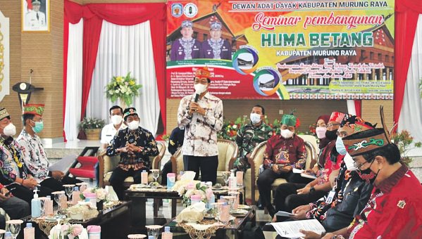 SEMINAR: Bupati Mura Perdie M Yoseph memberikan sambutan dalam seminar pembangunan Huma Betang Kabupaten Murung Raya, Rabu (8/9). (DISKOMINFO UNTUK KALTENG POS)