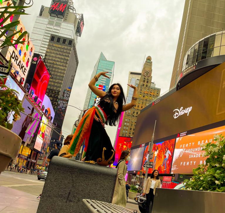 KESENIAN DAERAH MENDUNIA: Angeliqe Natalia ketika tampil pada kegiatan yang dilaksanakan di Time Square, Kota New York, Amerika Serikat, Rabu (8/9). FOTO: DOK.PRIBADI UNTUK KALTENG POS