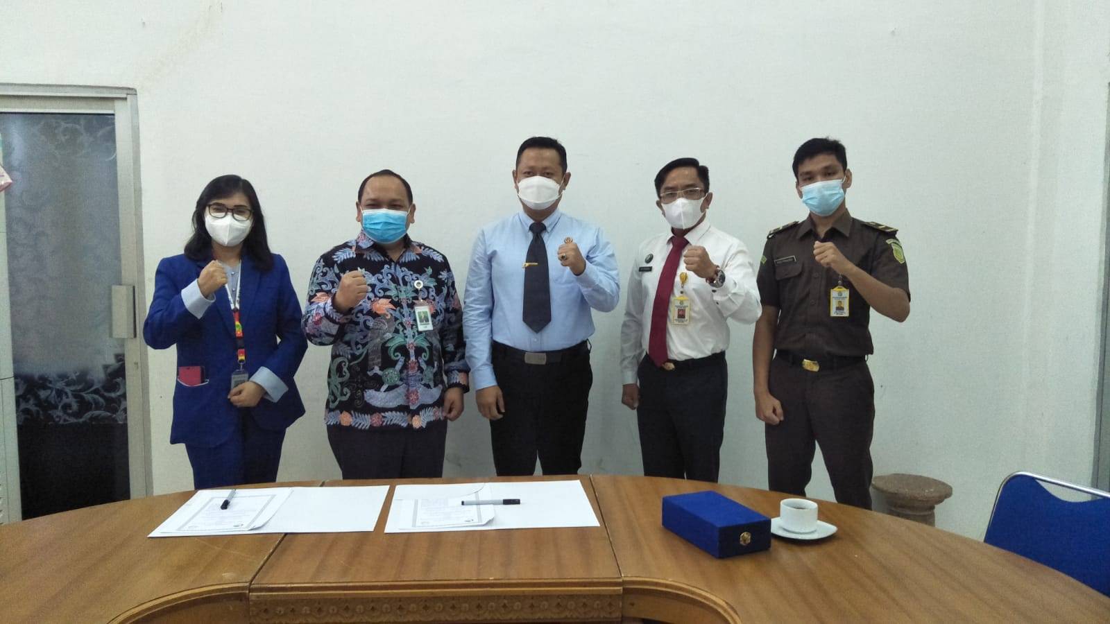 KESEPAKATAN BERSAMA: Kajari Pulpis Dr Priyambudi SH MH (tengah) dan Pimpinan Cabang Bank Kalteng Pulpis Ebed Kadarusman (dua dari kiri) seusai melakukan penandatanganan MoU tentang penanganan masalah hukum bidang perdata dan Tata Usaha Negara, Rabu (15/9)