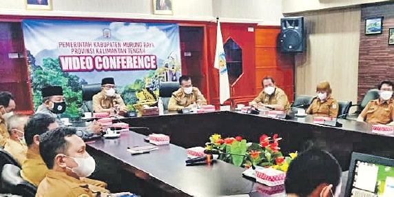 RAPAT VIRTUAL: Pemerintah Kabupaten Mura mengikuti Rakorwasdanas 2021, di Aula A Kantor Bupati Mura, Selasa (31/8). (DISKOMINFO UNTUK KALTENG POS)