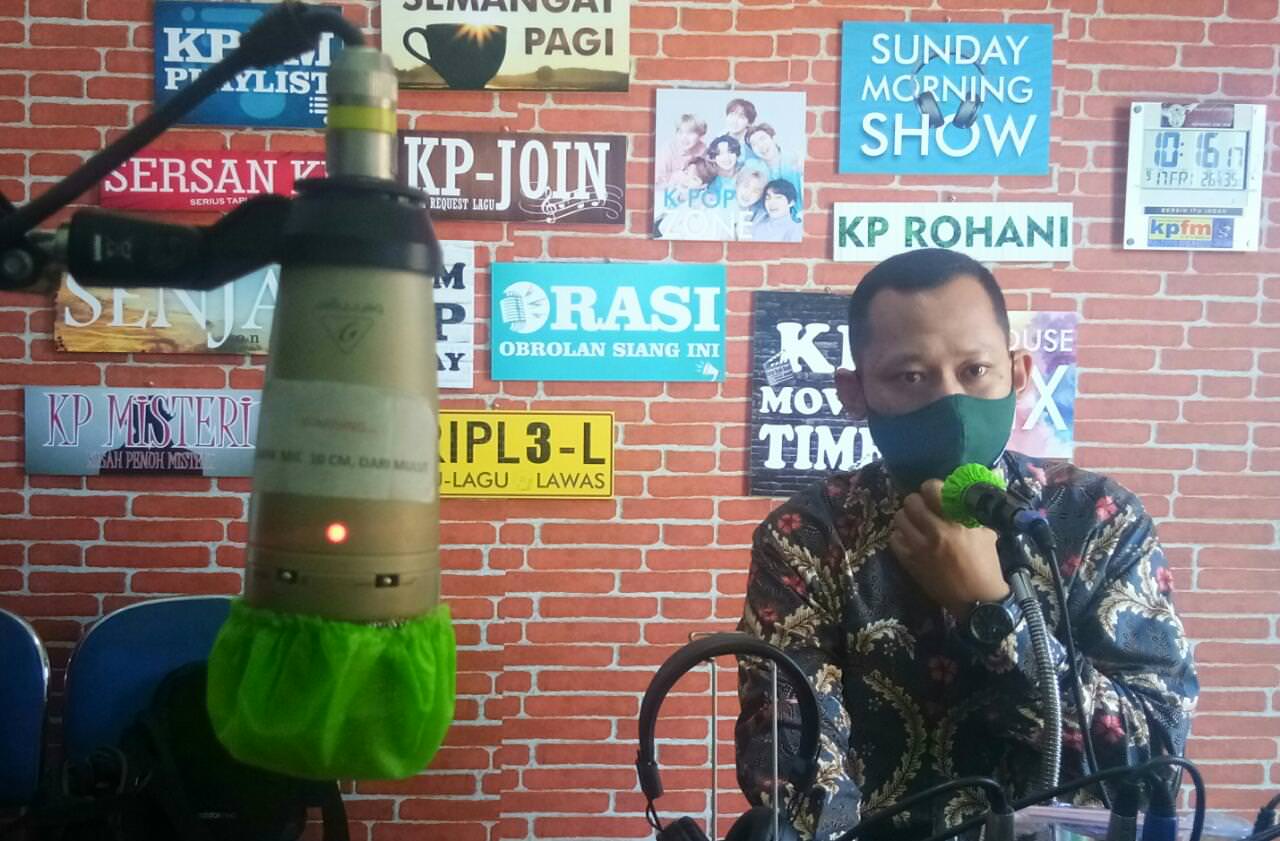 Executive General Manager KCU Kantor Pos Palangka Raya, Andyan Pradipto saat talkshow di Kalteng Pos Radio, Jumat (17/9).