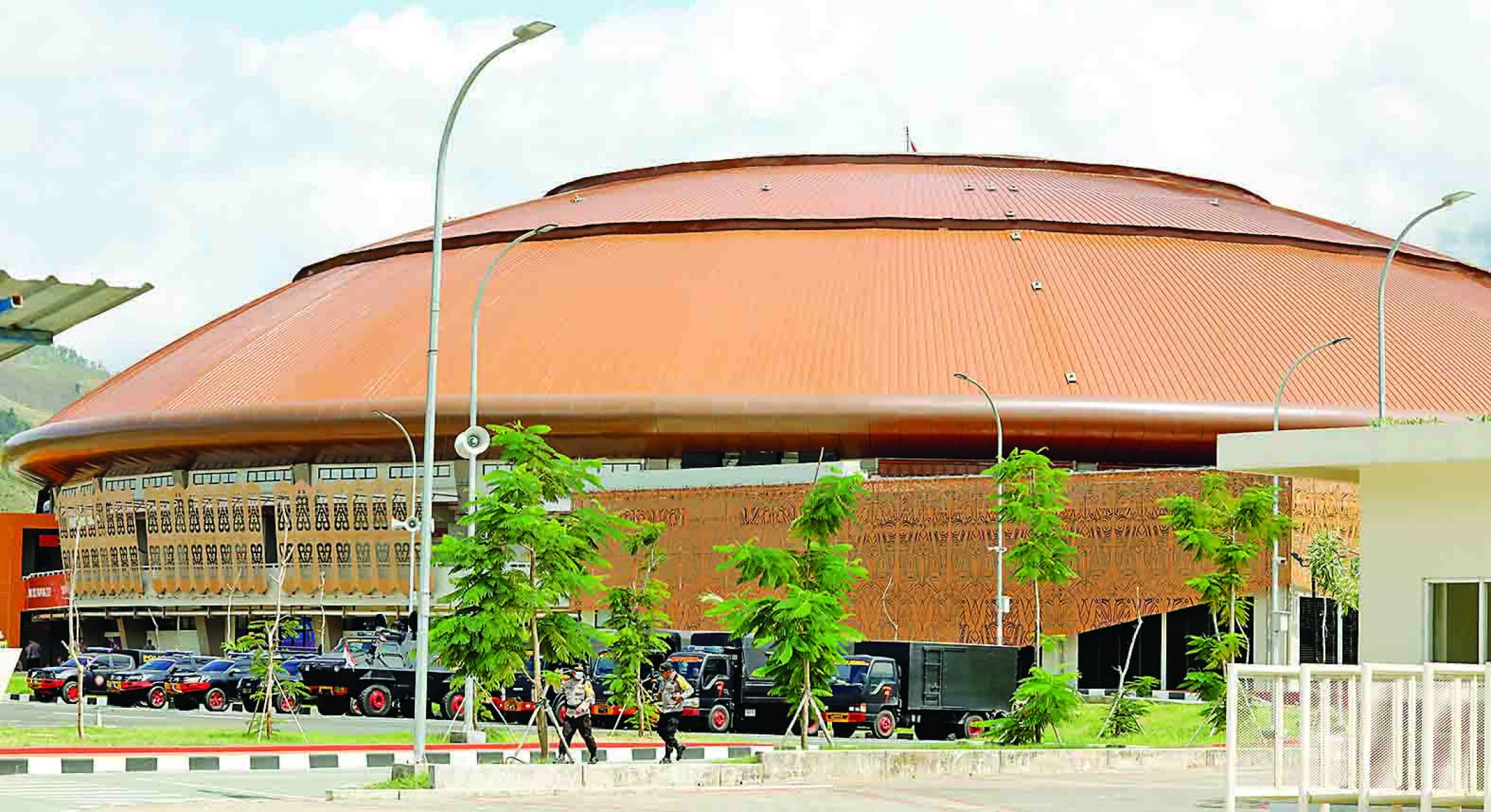 Suasana area Stadion Lukas Enembe, Sentani, Kab. Jayapura yang siap untuk menggelar ajang olahraga multieven PON XX Papua, kemarin (23/9). FOTO: Angger Bondan/Jawa Pos