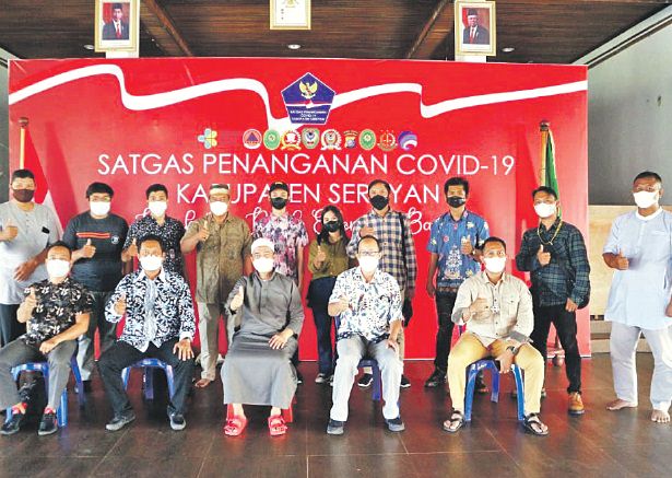 SYUKURAN: Bupati Seruyan, Yulhaidir (duduk di tengah) bersama dengan para wartawan saat kegiatan syukuran tiga tahun kepemimpinannya, Sabtu (25/9). (YADI UNTUK KALTENG POS)