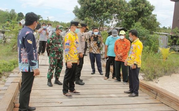MENGECEK: Bupati Gunung Mas Jaya Samaya Monong saat mengecek pekerjaan Jembatan Sei Rawi, beberapa waktu lalu. (KOMINFOSANTIK GUMAS UNTUK KALTENG POS)