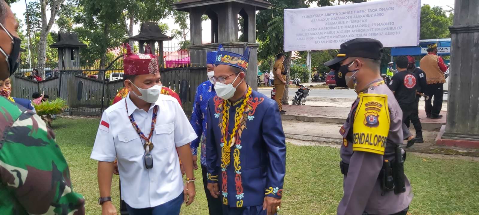 SIDANG ADAT: Ketua DAD Kobar Agustiar Sabran ketika menghadiri sidang adat yang digelar di Rumah Betang Desa Pasir Panjang, Pangkalan Bun, Senin (27/9). FOTO: SONY/KALTENG POS