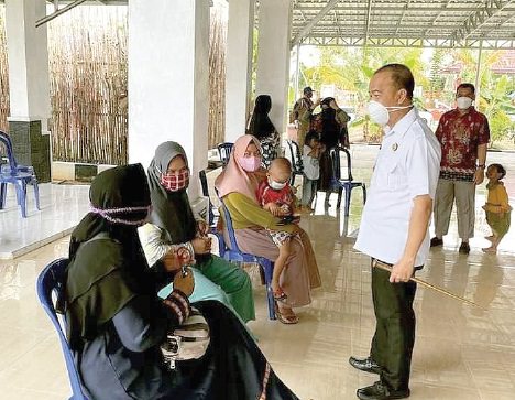 BERTEMU WARGA: Bupati Seruyan, Yulhaidir tampak akrab dengan masyarakat di setiap kegiatan, baru-baru ini. (YADI UNTUK KALTENG POS)