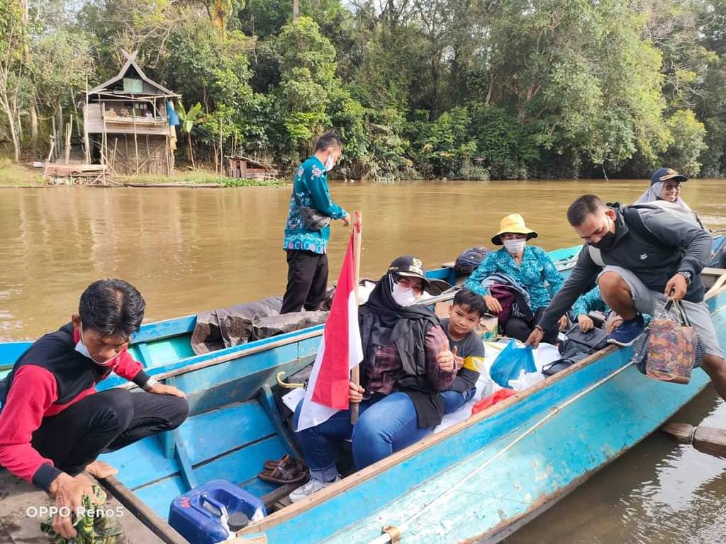 KUNJUNGAN KERJA: Wakil Bupati Kotim, Irawati bersama rombongan naik perahu untuk menuju desa yang tidak bisa diakses melalui jalur darat, belum lama ini.