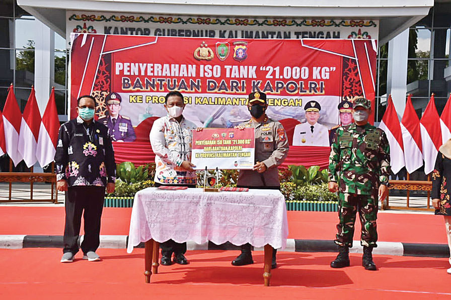 SIMBOLIS : Wakil Gubernur Kalimantan Tengah H Edy Pratowo secara simbolis menerima bantuan iso tank dari Kapolri Jenderal Polisi Listyo Sigit Prabowo melalui Kapolda Kalteng Irjen Pol Dedy Prasetyo di halaman Kantor Gubernur Kalteng, Kamis (30/9).( BIRO A