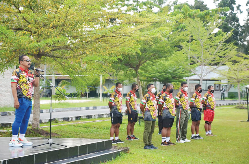 APEL: Danrem 102/Pjg Brigjen TNI Purwo Sudaryanto memimpin pelaksanaan apel luar biasa di lapangan sepak bola Panju Panjang Jalan Imam Bonjol, Palangka Raya, Rabu (22/9).( PENREM 102/Pjg)