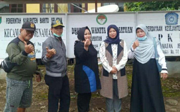 RESES : Komisi II DPRD Barito Selatan menyempatkan untuk foto bersama saat menggelar reses di dapil III Barsel, beberapa waktu lalu. (FOTO: HUMAS SETWAN UNTUK KALTENG POS