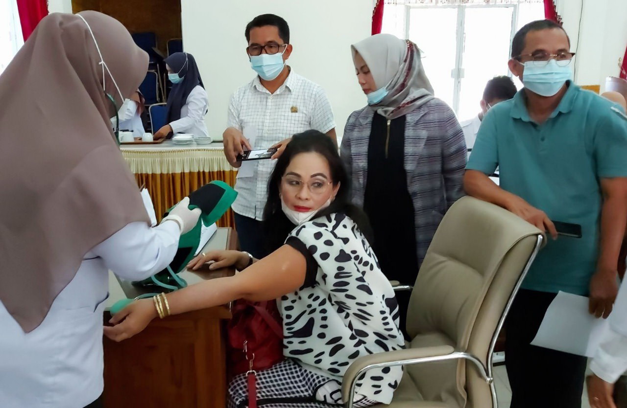 PERTAMA :  Ketua Komisi II DPRD Barito Selatan Ensilawatika Wijaya SE untuk pertama kalinya disuntik vaksin Covid-19 di lingkungan DPRD Barsel, beberapa waktu lalu.  (FOTO: HUMAS SETWAN UNTUK KALTENG POS)