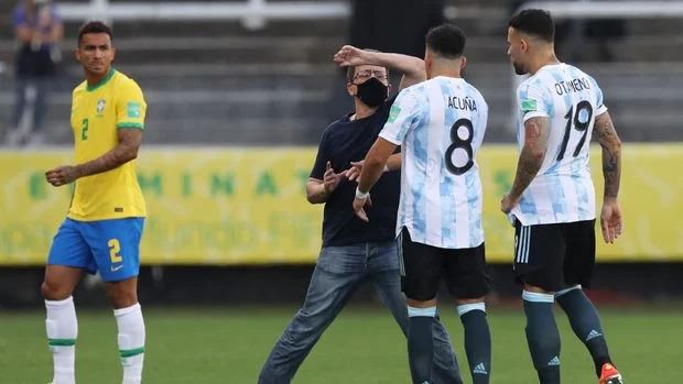 CEKCOK : Otoritas kesehatan Brasil nyaris cekcok dengan dua pemain timnas Argentina, Marcus Acuna (8) dan Nicolas Otamendi (19). REUTERS/Amanda Perobelli/JPNN.COM