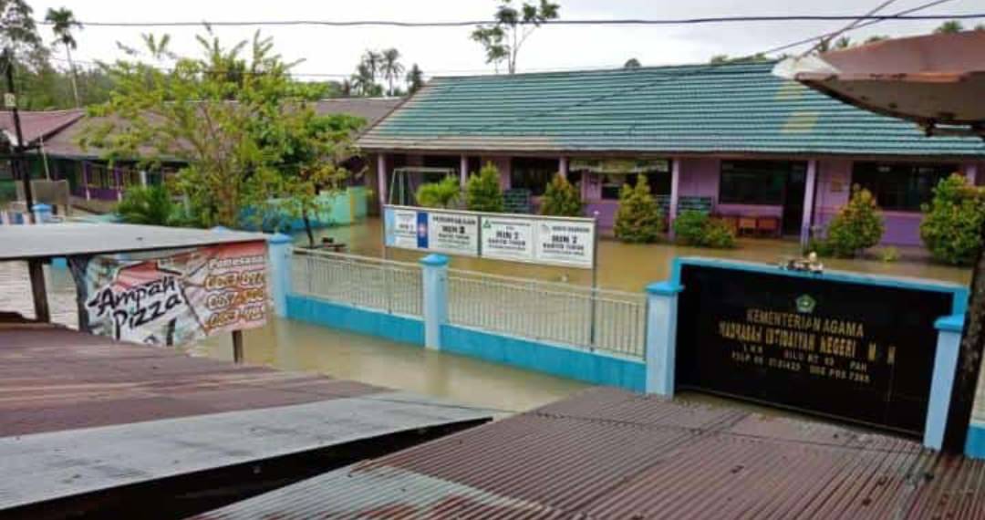TINGGI: Kompleks Madrasah di Kelurahan Ampah kebanjiran, Rabu (15/9). (WARGA AMPAH UNTUK KALTENG POS)