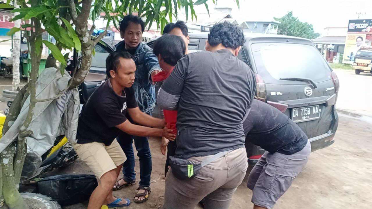 DITANGKAP: Anggota gabungan Satreskrim Polres Kapuas dan Satreskrim Polres Pulang Pisau, saat mengamankan tersangka Yt, Kamis (16/9) lalu. (SATRESKRIM POLRES KAPUAS UNTUK KALTENG POS)