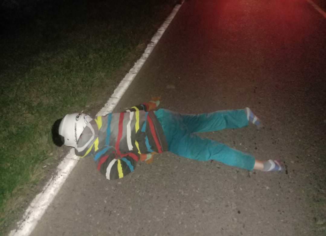 KECELAKAAN: Seperti inilah kondisi Nurlina Novriani (36) korban laka tunggal di Jalan Tjilik Riwut Km 9 Kasongan-Kareng Pangi, sebelum dievakuasi ke RSUD Mas Amsyar Kasongan, Senin (20/9) malam. (SATLANTAS POLRES KATINGAN UNTUK KALTENG POS)