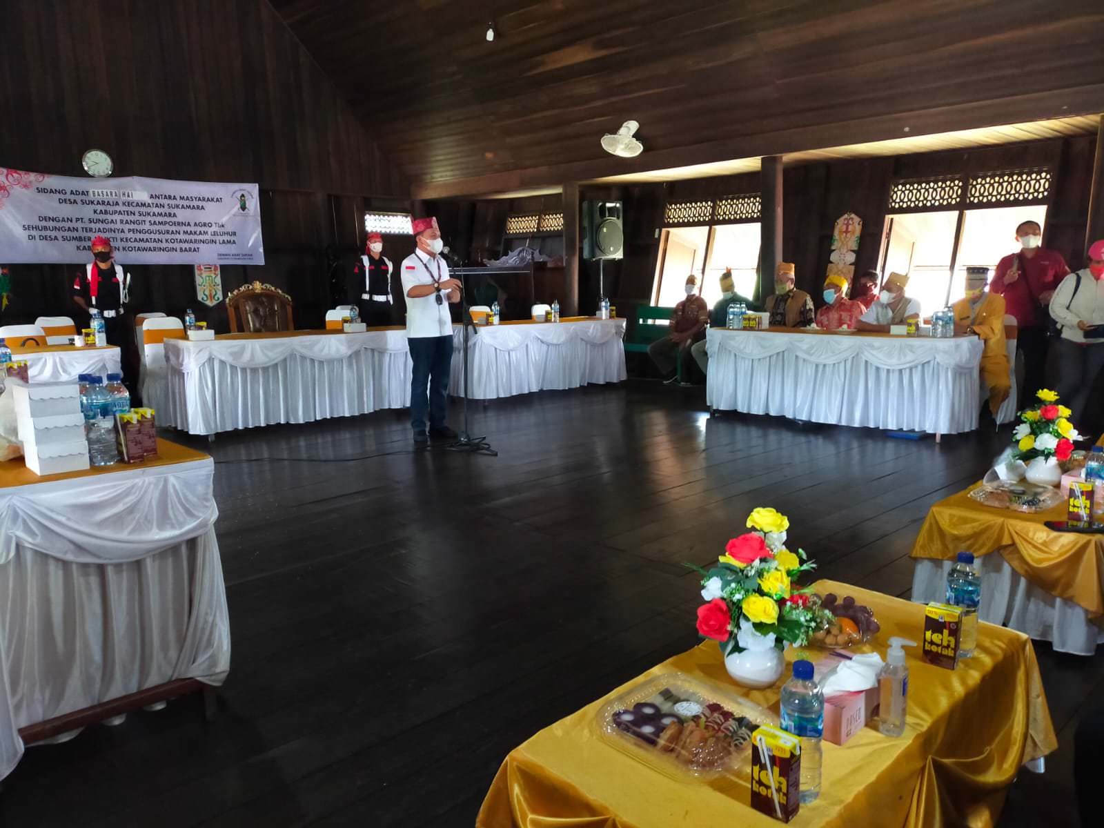 SIDANG ADAT: Ketua DAD Kalteng H Agustiar Sabran saat arahannya di Rumah Betang Pangkalan Bun, Senin (27/9).