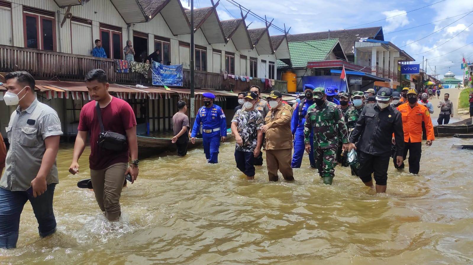 TINJAU BANJIR: Gubernur Kalteng, H Sugianto Sabran didampingi Bupati Kotim, H Halikinnor meninjau kondisi banjir di Desa Kuayan, Kecamatan Mentaya Hulu, Selasa (7/9).