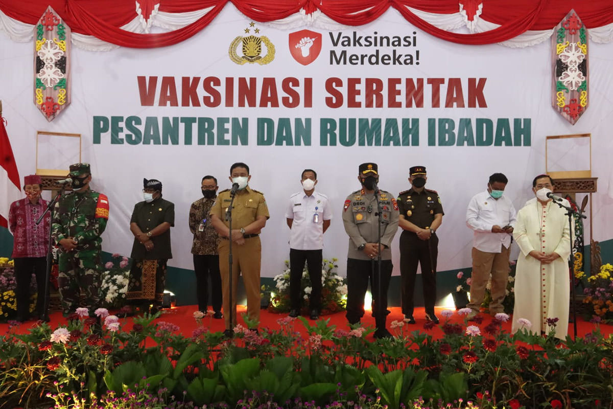TINJAU: Kapolda Kalteng Irjen Pol Dr.Dedi Prasetyo, M.Hum., M.Si., M.M bersama Forkopimda Kalteng meninjau langsung pelaksanaan vaksinasi massal serentak di Masjid Raya Darussalam dan Gereja Katedral, Palangka Raya, Selasa (7/9). (FOTO: HUMAS POLDA)