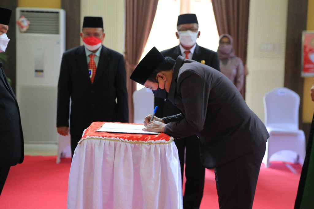 PENANDATANGANAN: Fajrur Rahman melakukan penandatangan SK sebagai Sekretaris Daerah (Sekda) Kotim definitif usai dilantik bupati, Senin (6/7).