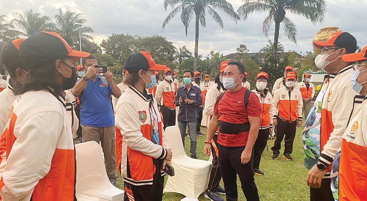 PELEPASAN : Gubernur Kalimantan Tengah H Sugianto Sabran menyapa para atlet saat upacara pelepasan kontingen Kalteng menuju PON XX Papua, Jumat (10/9) lalu. (HUMAS SATGAS UNTUK KALTENG POS)