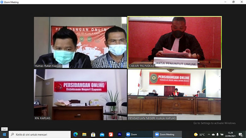 SIDANG: Suasana sidang perkara pembunuhan yang dilakukan secara online, dalam agenda pembacaan tuntutan JPU, Rabu (22/9).( CABJARI PALINGKAU)