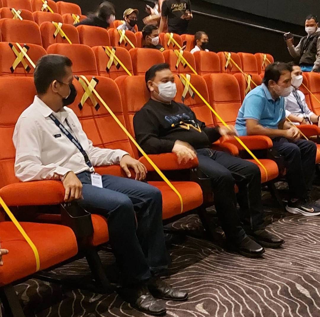 NONTON BIOSKOP: Bupati Kotim H Halikinnor di dampingi Sekda Fajrurrahman dan sejumlah awak media, saat nonton di Cinepolis Citymall Sampit, Selasa (28/9).