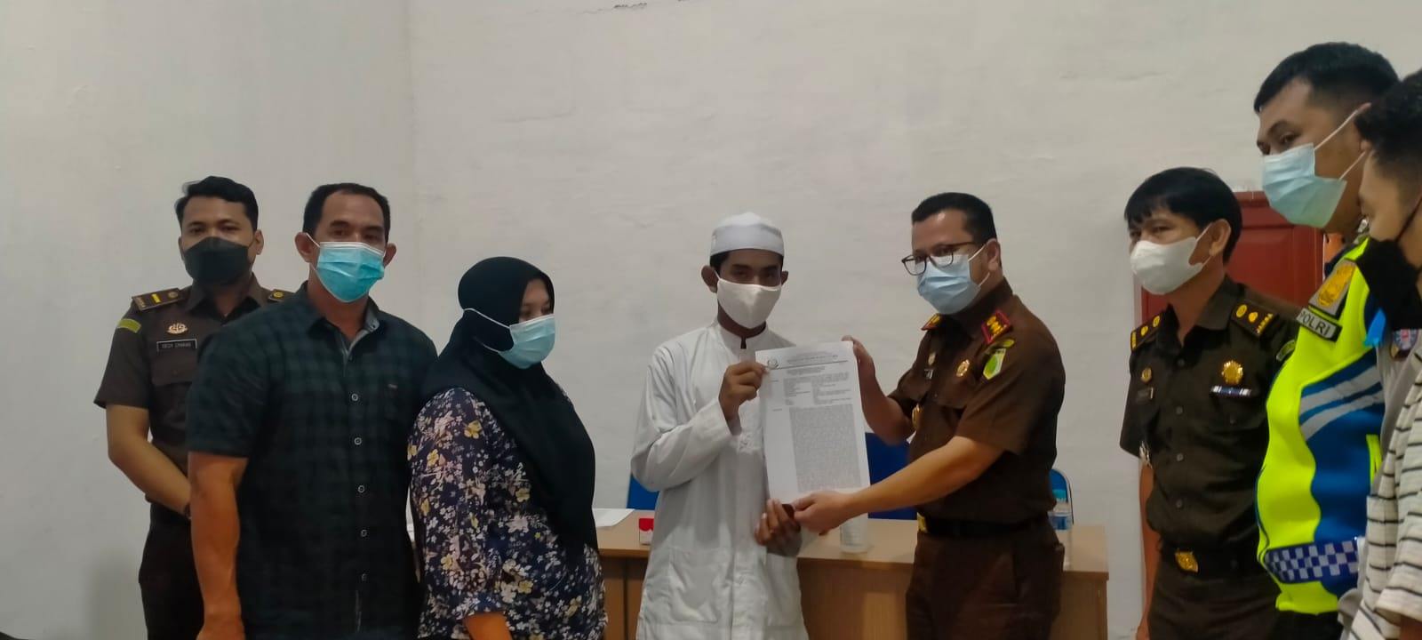 PENYERAHAN SURAT: Kajari Batara Iwan Catur Karyawan Harianja menyerahkan surat penghentian penuntutan atas kasus kecelakaan lalu lintas kepada seorang anak dibawah umur (15) tahun yang dilanjutkan diserahkan pula kepada pihak perwakilan keluarga korban di
