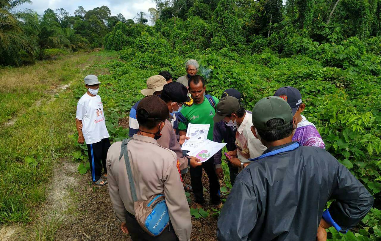 UKUR ULANG : Sejumlah perwakilan warga Desa Palih Baru bersama pihak perusahaan PT MMAL melakukan pengukuran ulang di lahan sengketa, belum lama tadi. FOTO: WARGA UNTUK KALTENG POS