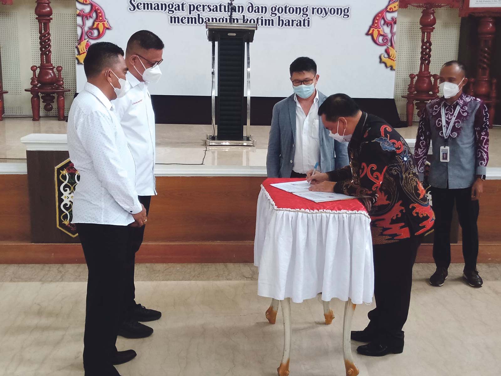 PENANDATANGANAN: Bupati Kabupaten Kotim H Halikinnor beserta Direktur PT Kawan Selaras Sejahtera dan PT Alur Mentaya Sejahtera menandatangani MoU bersama di Aula Rumah Jabatan Bupati, Kamis (2/9). BAHRI/KALTENGPOS