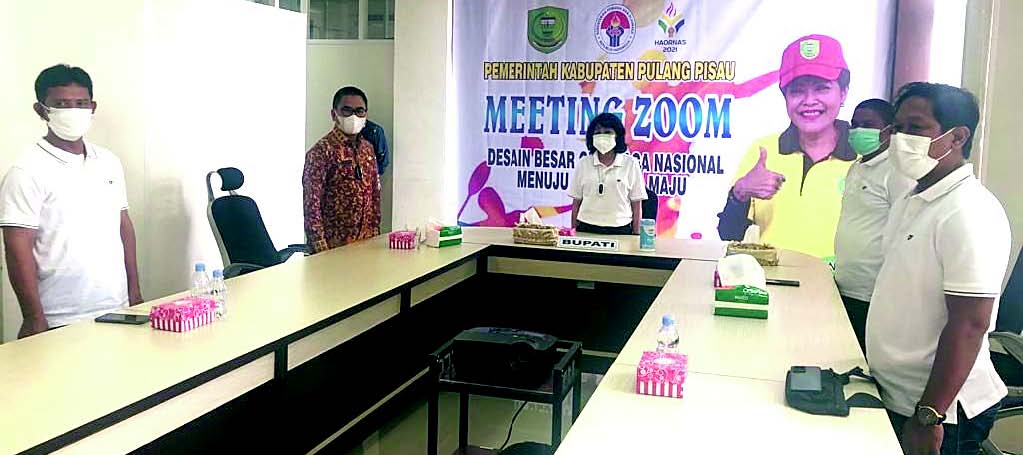 PEMBUKAAN: Bupati Pulang Pisau Pudjirustaty Narang saat mengikuti zoom meeting peringatan Haornas ke-38 di ruang rapat bupati, Kamis (9/9).