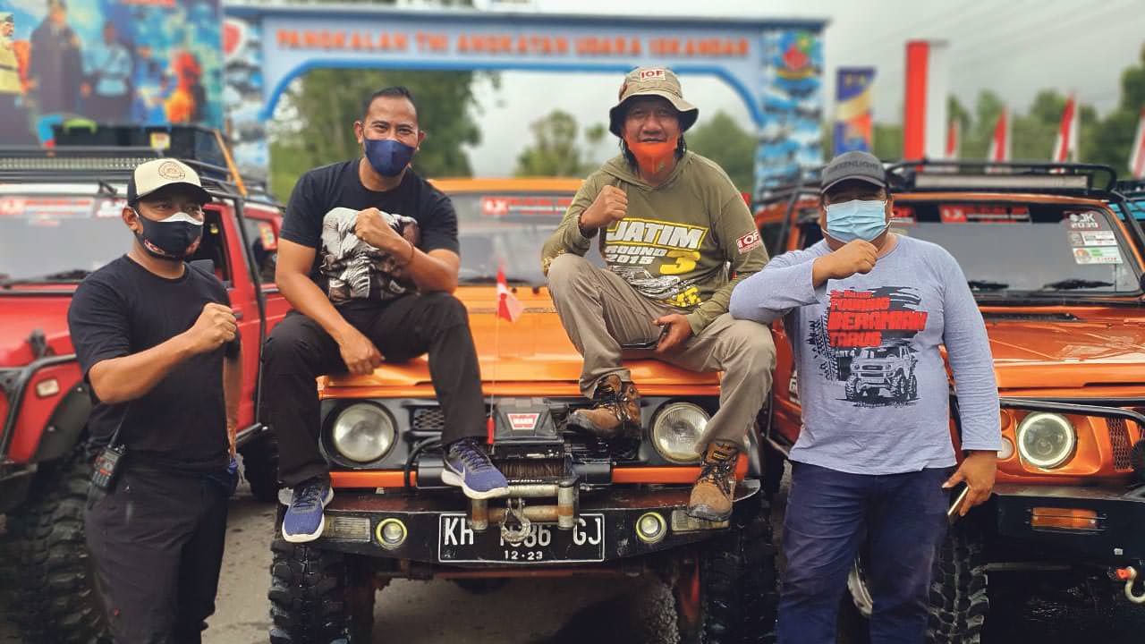 LANUD ISKANDAR PANGKALAN BUN UNTUK KALTENG POS  MENYALURKAN HOBI: Danlanud Letkol Nav Rudy Kurniawan (dua dari kiri) bersama para komunitas offroad usai menggelar aksinya.
