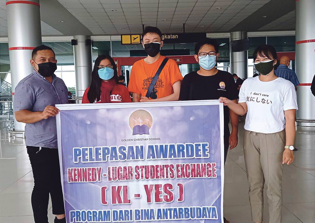FOTO HUMAS SMAS GCS BEASISWA : Iskandar Adidharma Willianson penerima beasiswa KL-YES saat dilepas oleh para guru di Bandara Tjilik Riwut untuk berangkat ke Amerika menemputh studi satu tahun.