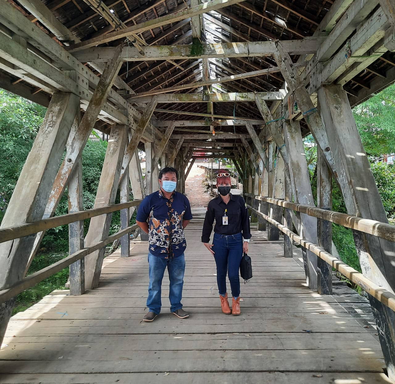 KOKOH: Maretina Eka Sinta ST MT dan Jaro Lelond Tuah saat berada di atas Jembatan Sei Karau, Ampah, belum lama ini. (FOTO: HUMAS UNKRIP)