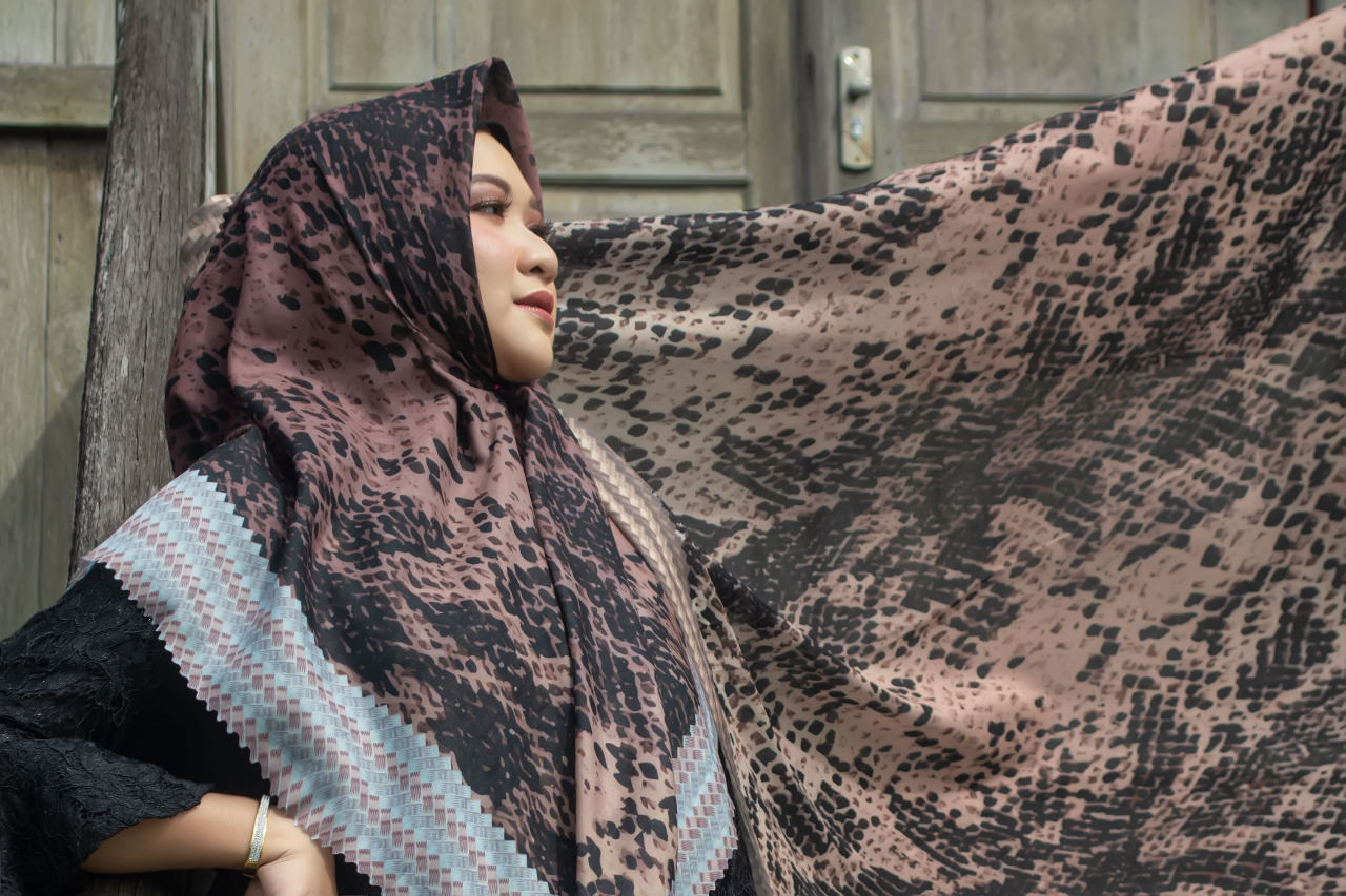 MOTIF ULAR DAN ROTAN: Ken Raras Hemas tampak anggun mengenakan hijab khas Kalteng bermotif ular dan rotan. DOKUMEN PRIBADI UNTUK KALTENG POS