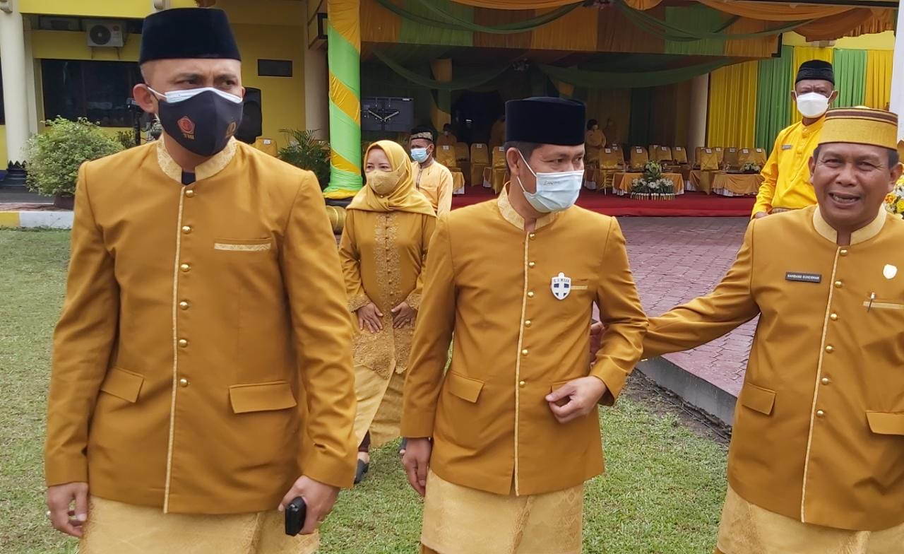 PERINGATI HUT KOBAR : Kajari Kobar Makrun (tengah) bersama Kapolres AKBP Devi Firmansyah serta Waket II DPRD Bambang Suherman usai mengikuti kegiatan HUT Kobar ke 62, Senin (4/10). (FOTO: SONY/KALTENG POS)