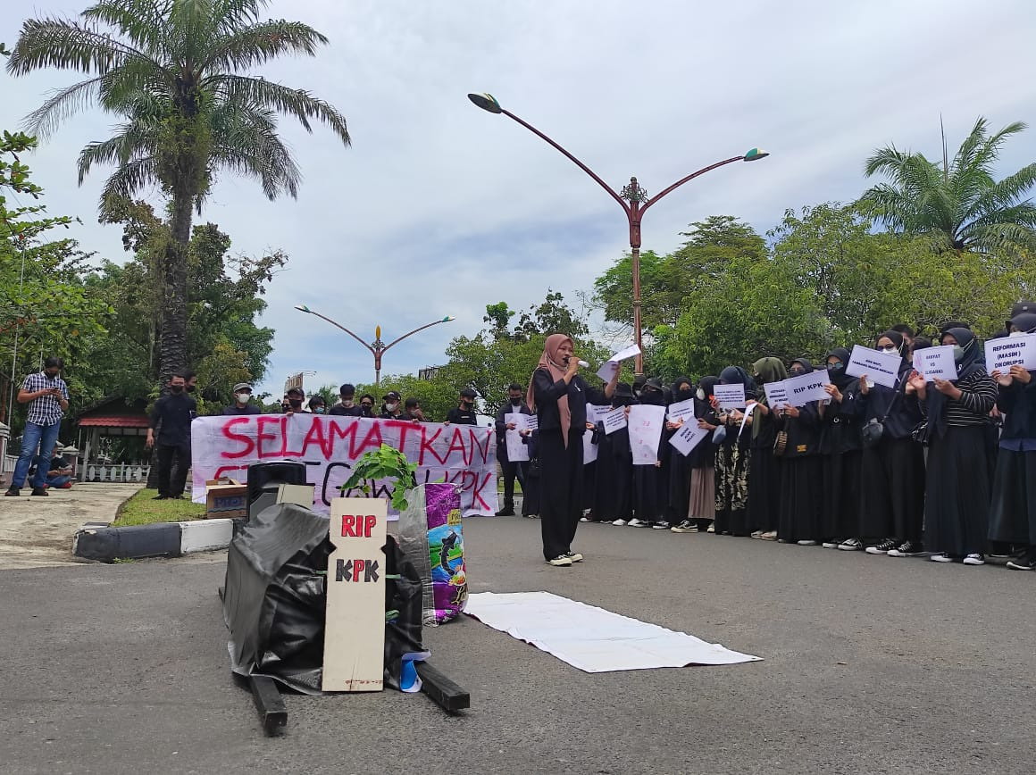 AKSI: Para mahasiswa melakukan demonstrasi untuk menyatakan sikap penolakan kedatangan Ketua KPK RI ke Kalteng di halaman kantor Disdik Kalteng, Rabu (6/10). (FOTO: ANISA/KALTENG POS)