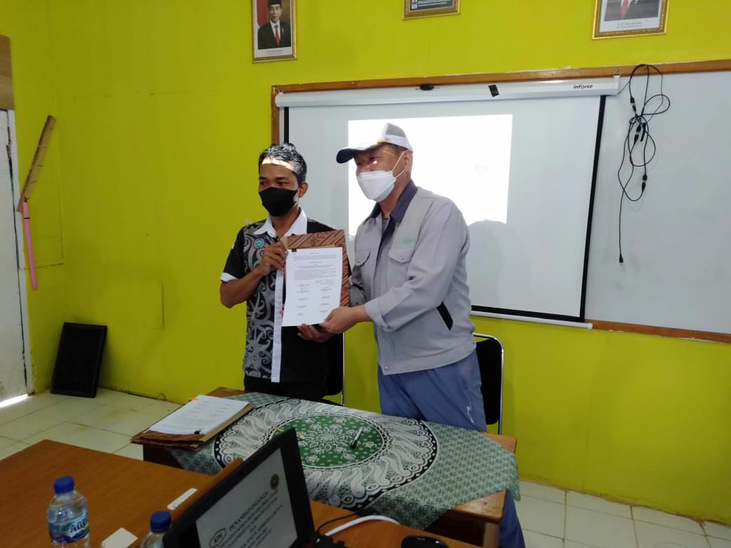 PERJANJIAN KERJA BERSAMA: Direktur PT Korintiga Hutani Mr Park Jong Myung (kanan) bersama Ketua SP.Kahut/K.SPSI Unit Kerja PT Korintiga Hutani Bagus Wijiatmoko memperlihatkan naskah dokumen PKB Periode 2021-2023, Jumat (15/10).