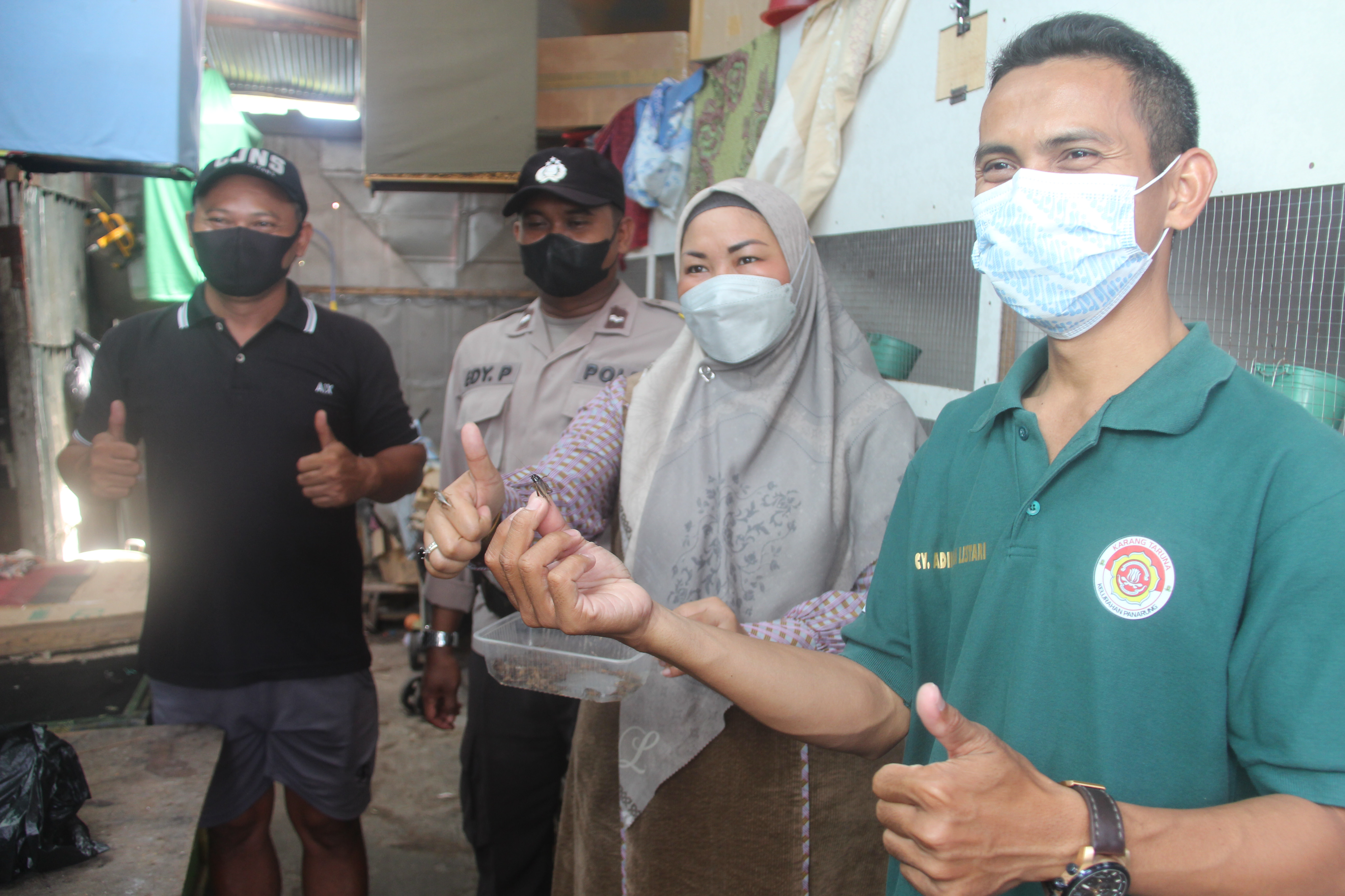 MENUNJUKKAN: Lurah Panarung Evi Kahayanti (dua dari kanan) menunjukkan jangkrik hasil budi daya Zaenul Arifin (baju hitam) di Jalan Kecipir, Sabtu (24/10). (FOTO: PATHUR/KALTENG POS)