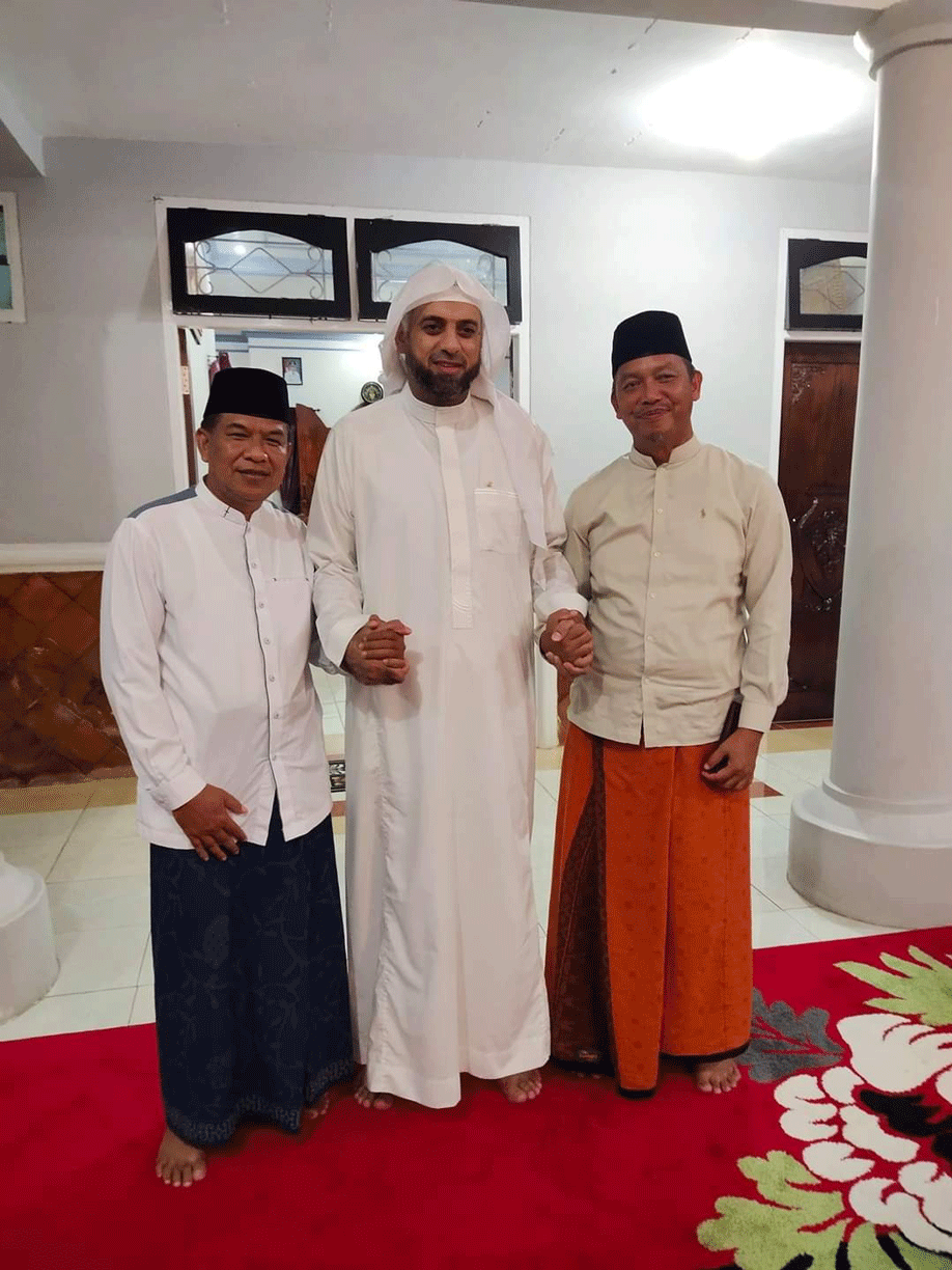 CINTA ULAMA : Bupati Sukamara H Windu Subagio bersama Wakil Bupati Sukamara H Ahmadi, bersama Syekh Muhammad Jaber, saat menghadiri peringatan Maulid Nabi Muhammad SAW, di Kabupaten Sukamara, Kamis (28/10). (FOTO: HUMAS UNTUK KALTENG POS)