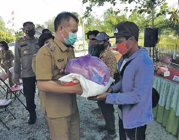 BANTUAN SEMBAKO: Bupati Gunung Mas Jaya Samaya Monong saat memberikan bantuan sembako untuk masyarakat, beberapa waktu lalu. (KOMINFOSANTIK UNTUK KALTENG POS)