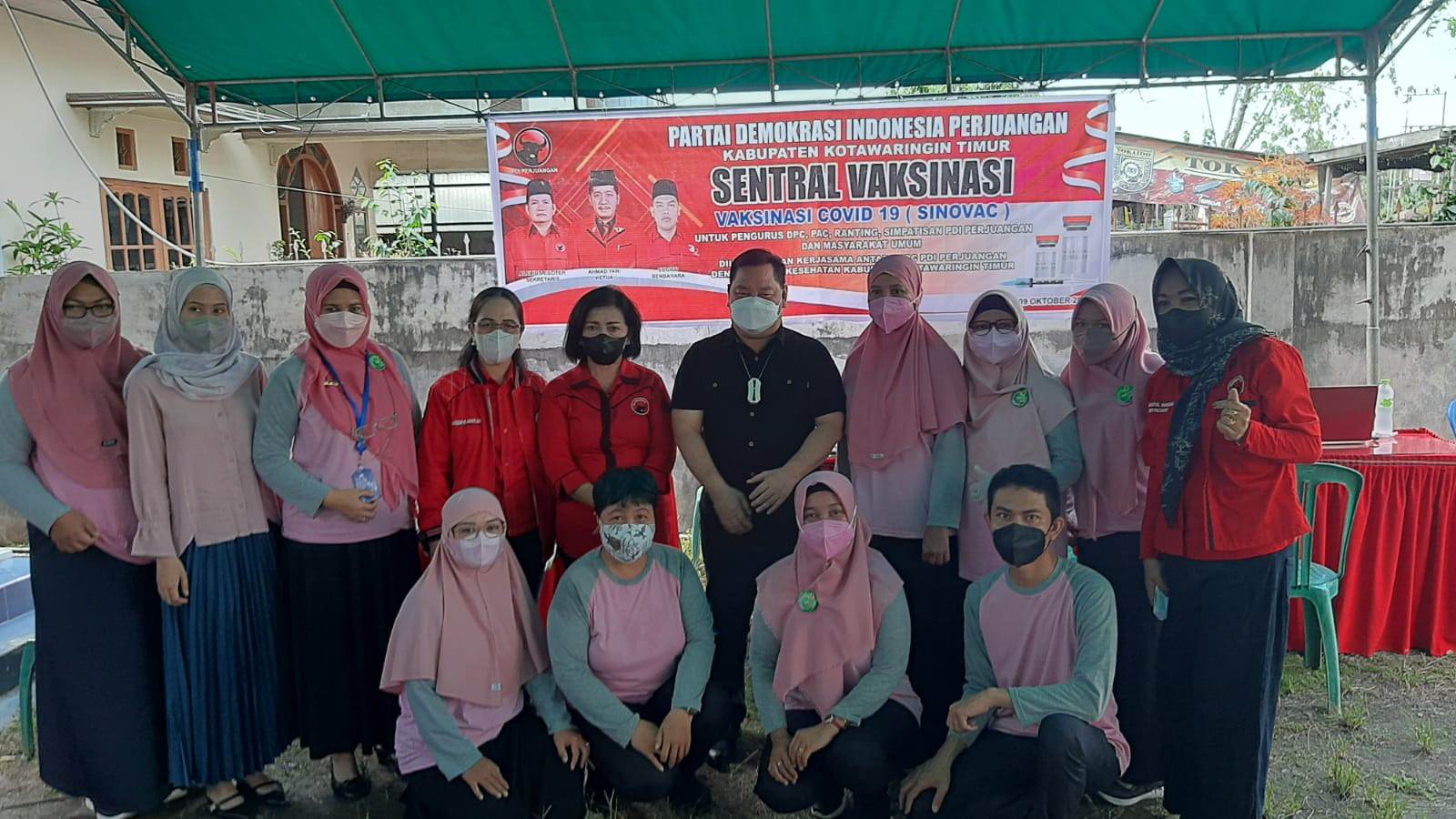 FOTO BERSAMA: Bupati Kabupaten Kotim H Halikinnor didampingi Ketua DPRD Kotim Dra Rinie dan tim medis berfoto bersama usai meninjau pelaksanaan vaksinasi Covid-19 di Kantor DPC PDI Perjuangan, Sabtu (9/10).