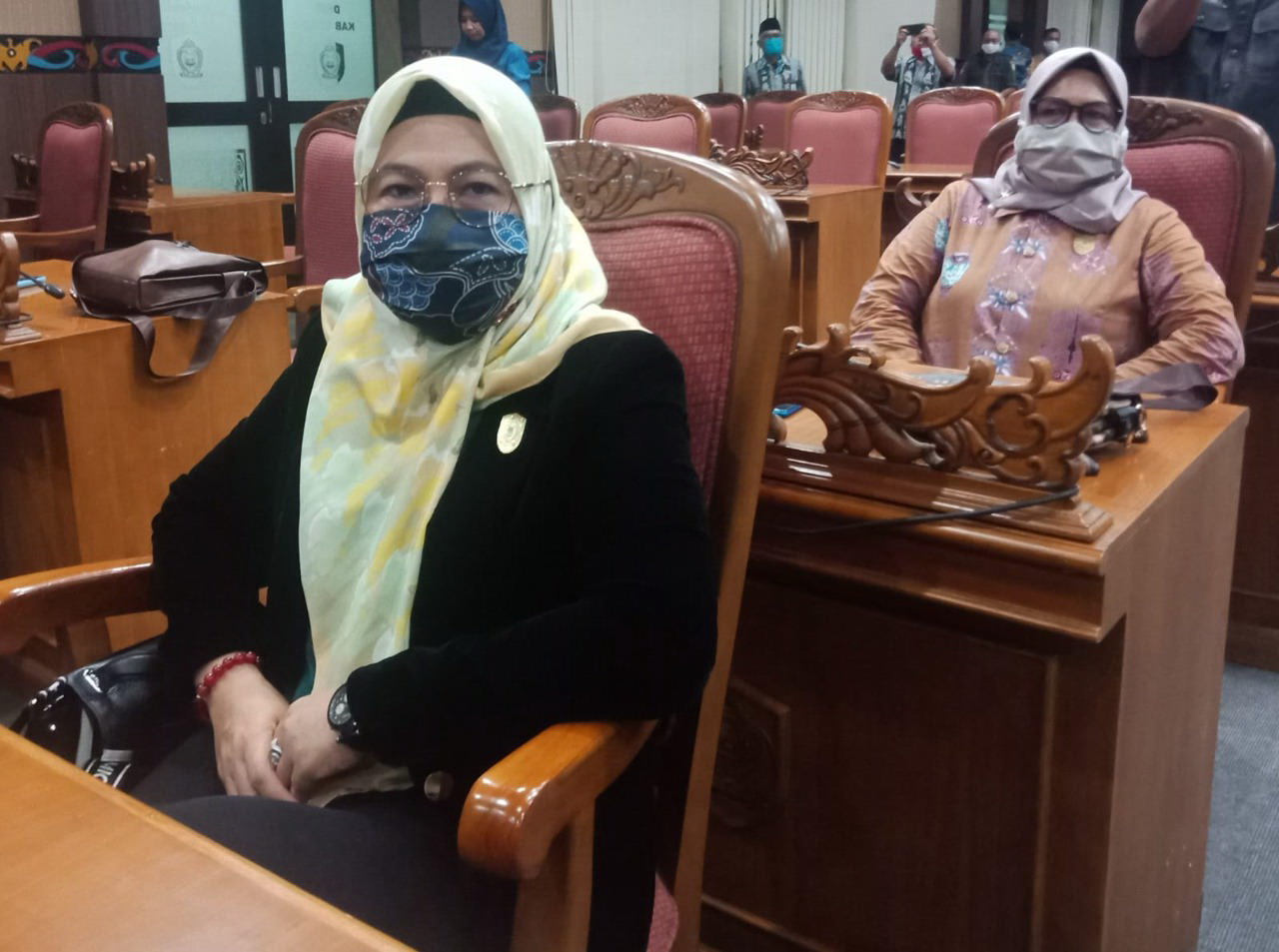 RAPAT: Anggota DPRD Kotawaringin Timur Hj Darmawati saat mengikuti rapat paripurna, belum lama ini. (FOTO: BAHRI/KALTENG POS)