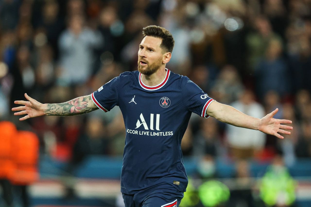 Twitter @_Inside/Jawapos.com SELEBRASI : Lionel Messi melakukan selebrasi setelah menjadi pahlawan kemenangan Paris Saint-Germain saat melawan RB Leipzig di Parc des Princes, Rabu (20/10) dini hari WIB.
